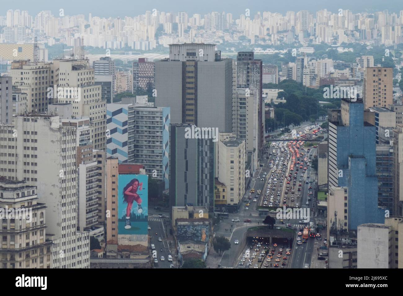 Erhöhter Blick auf Wolkenkratzer in der Innenstadt, starker Verkehr auf der Avenue Prestes Maia, Himmel in der Regenzeit, Sao Paulo, Brasilien Stockfoto