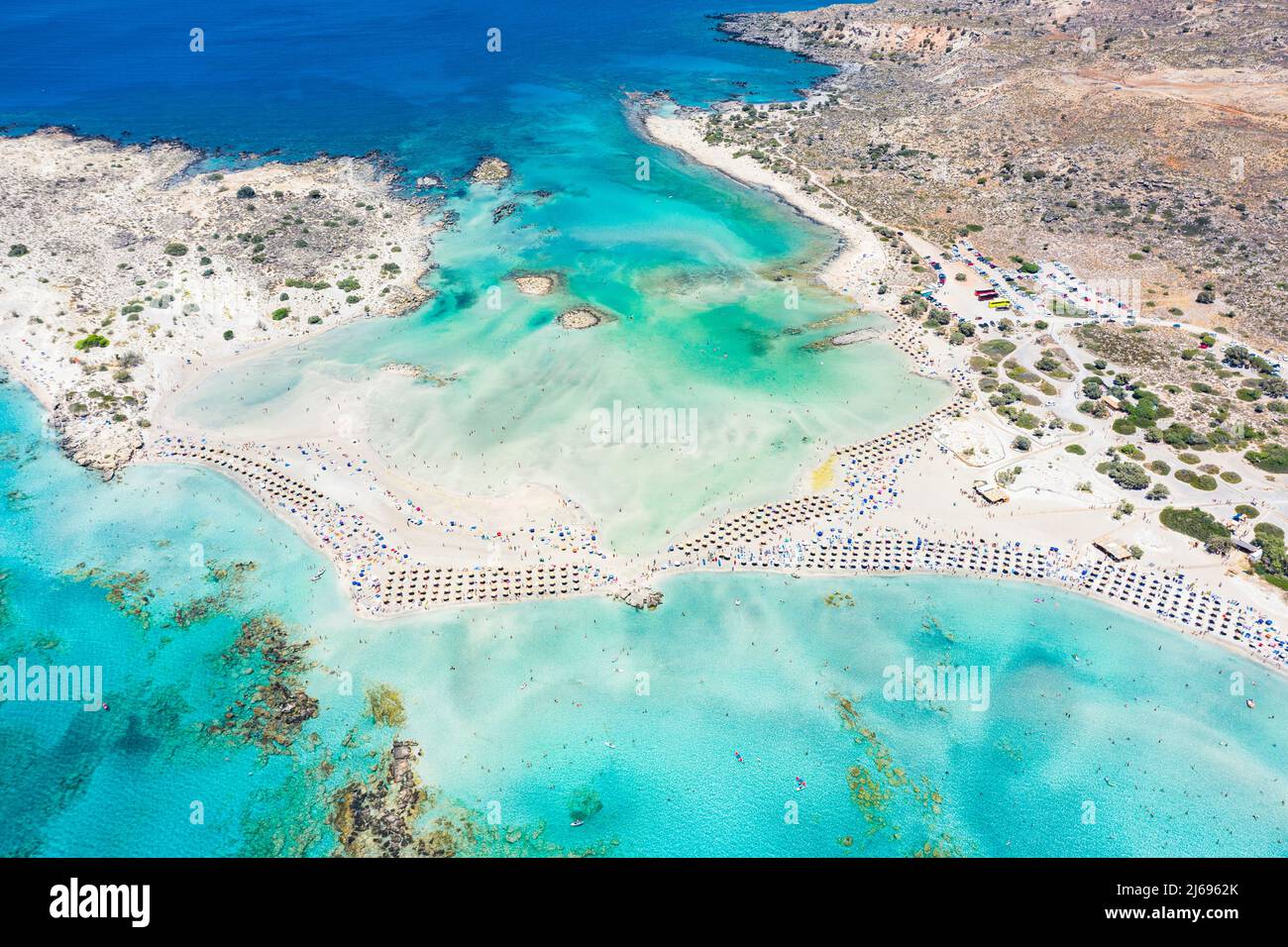 Luftaufnahme des ausgestatteten Strandes von Elafonissi in der unberührten türkisfarbenen Lagune, der Insel Kreta, den griechischen Inseln, Griechenland Stockfoto