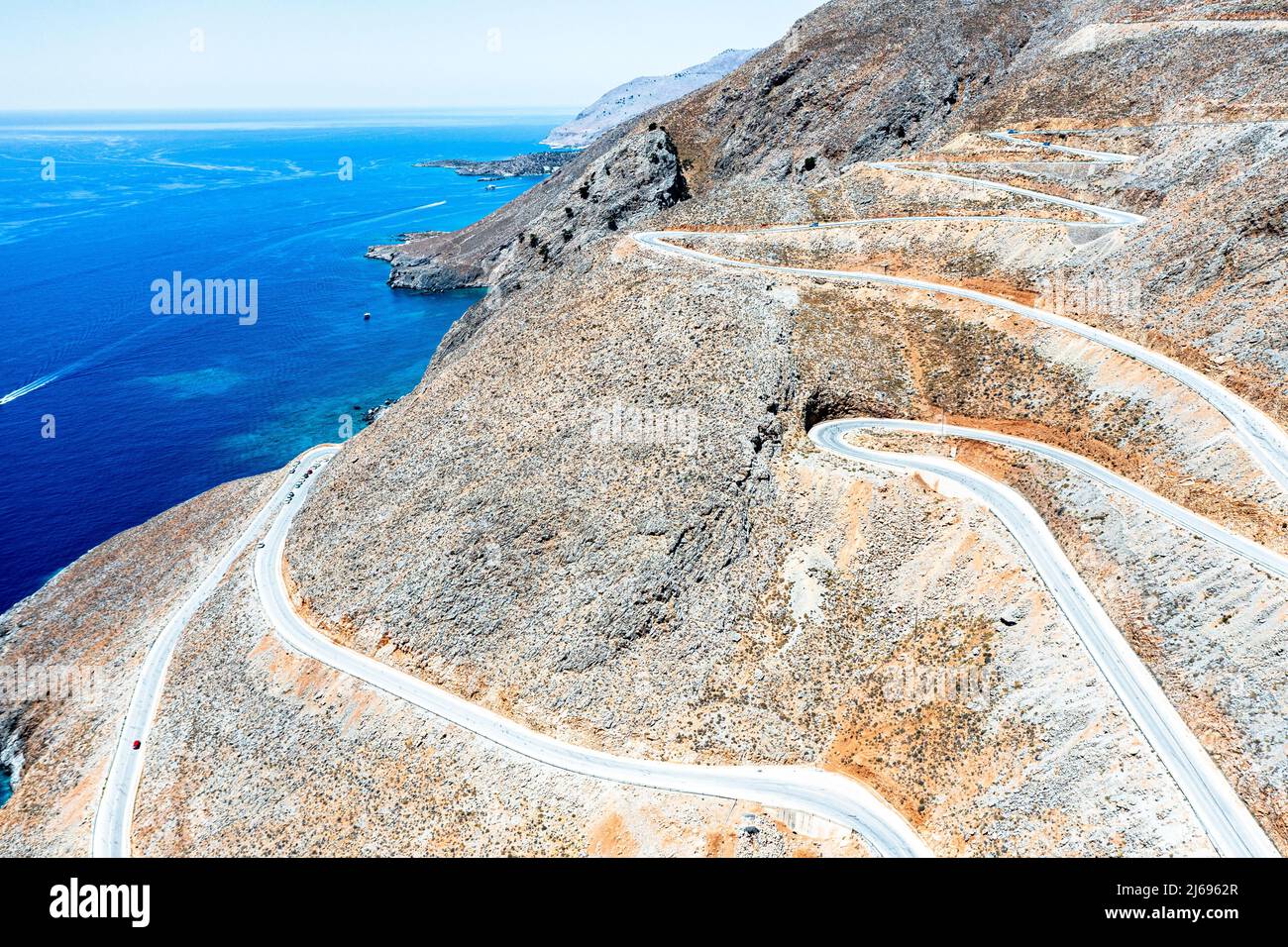 Haarnadelkurven der Bergstraße, die zum blauen Meer führt, Luftbild, Kreta Insel, griechische Inseln, Griechenland Stockfoto