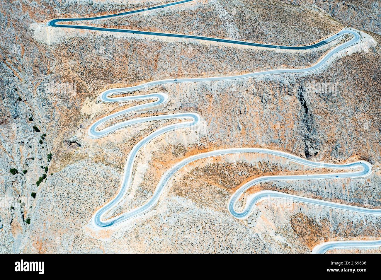 Haarnadelkurven der Bergstraße von oben, Luftaufnahme, Kreta Insel, griechische Inseln, Griechenland Stockfoto