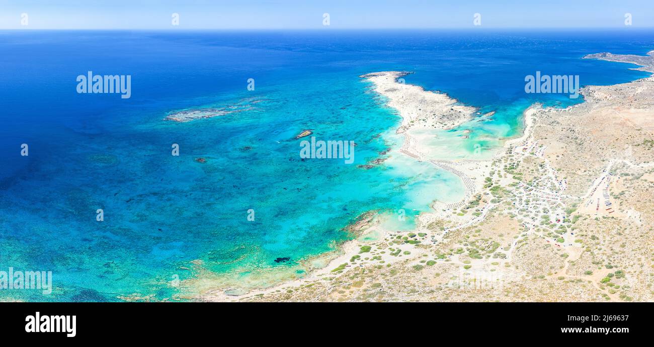 Luftaufnahme des exotischen Strandes von Elafonisi entlang einer Insellagune, der Insel Kreta, der griechischen Inseln, Griechenlands Stockfoto