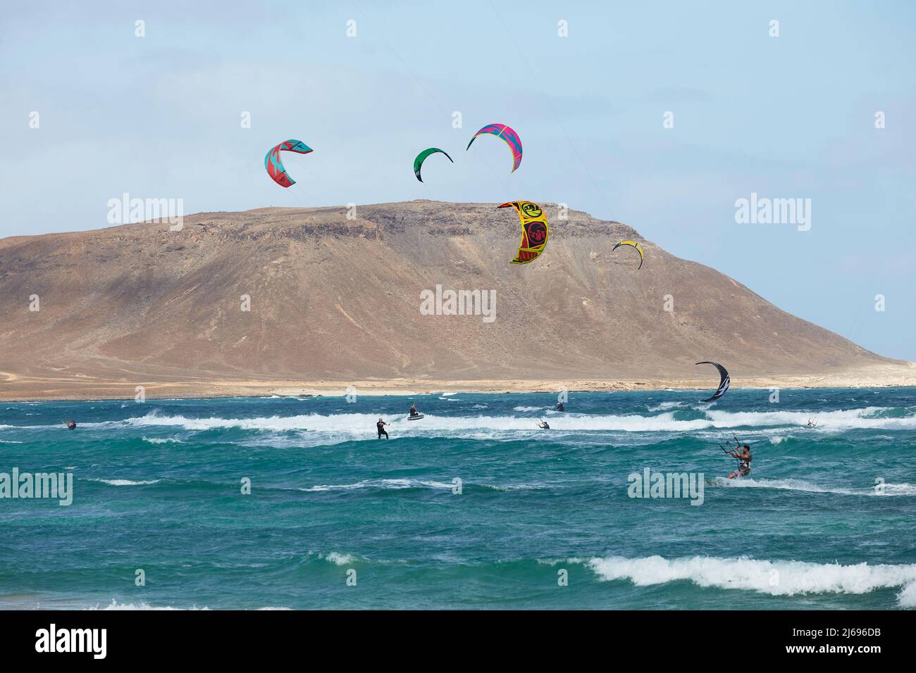 Kitesurfen am Strand Costa da Fragata, an der Ostküste von Sal, Kapverdische Inseln, Atlantik, Afrika Stockfoto