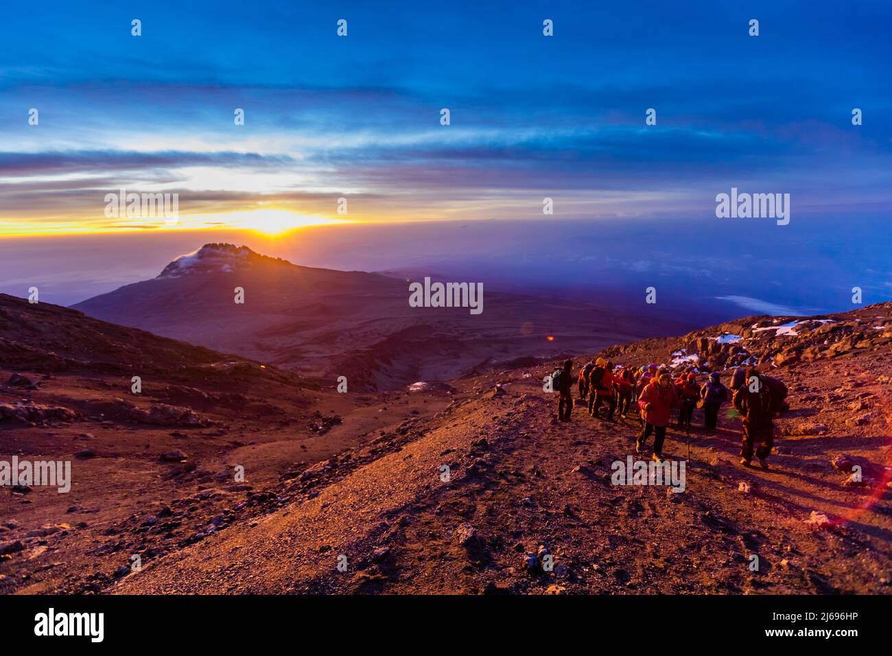 Wandern auf den Kilimandscharo bei Sonnenuntergang, UNESCO-Weltkulturerbe, Tansania, Ostafrika, Afrika Stockfoto