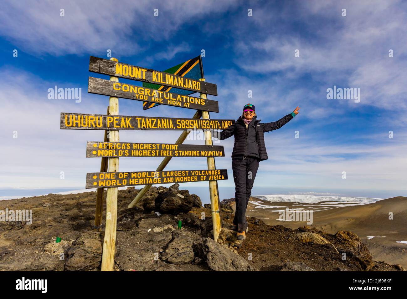 Die Frau war begeistert, als sie es zum Uhuru Peak auf dem Kilimandscharo, UNESCO-Weltkulturerbe, Tansania, Ostafrika, Afrika, geschafft hat Stockfoto