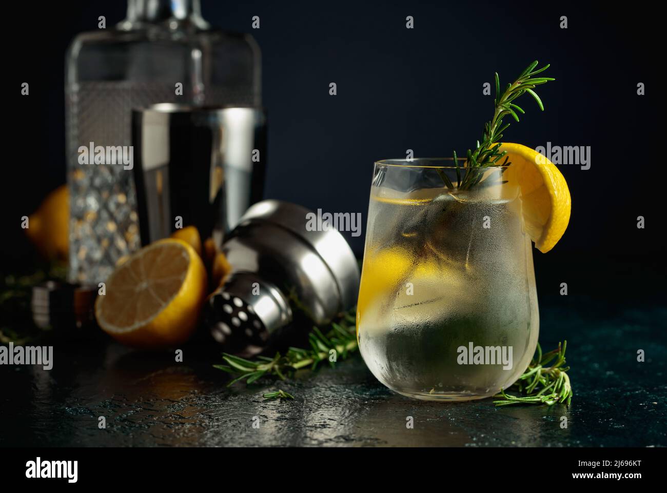 Cocktail Gin Tonic mit Eis, Zitrone und Rosmarin. Erfrischendes Getränk