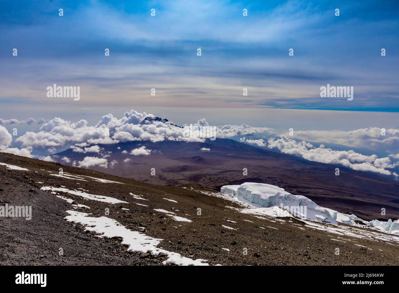 Herrliche Aussicht auf den verschneiten Weg zum Kilimandscharo, UNESCO-Weltkulturerbe, Tansania, Ostafrika, Afrika Stockfoto