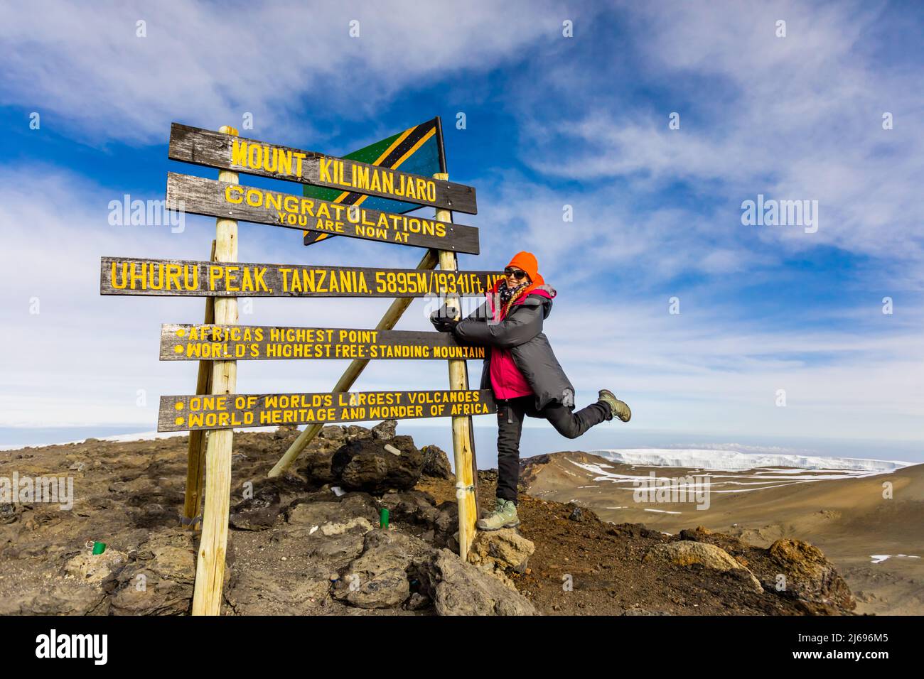 Die Frau war begeistert, als sie es zum Uhuru Peak auf dem Kilimandscharo, UNESCO-Weltkulturerbe, Tansania, Ostafrika, Afrika, geschafft hat Stockfoto