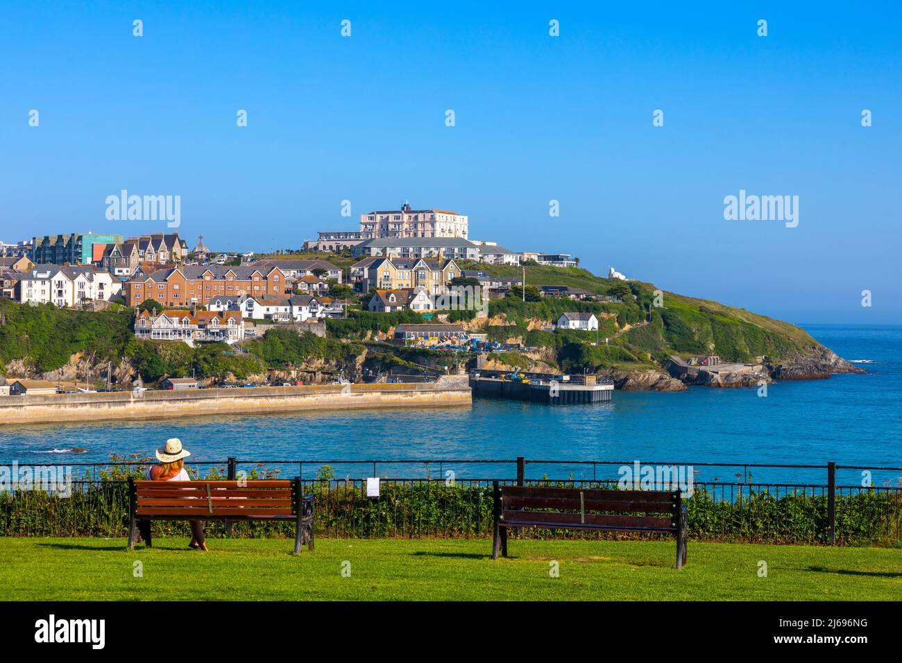 Besucher auf der Bank, die den Blick auf die Küste bewundern, Newquay, Cornwall, England, Großbritannien, Europa Stockfoto
