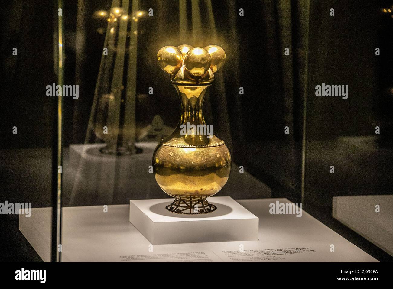 Behälter aus goldenem Kalk in Form einer Frucht, Museo del Oro, Bogotá, Kolumbien Stockfoto
