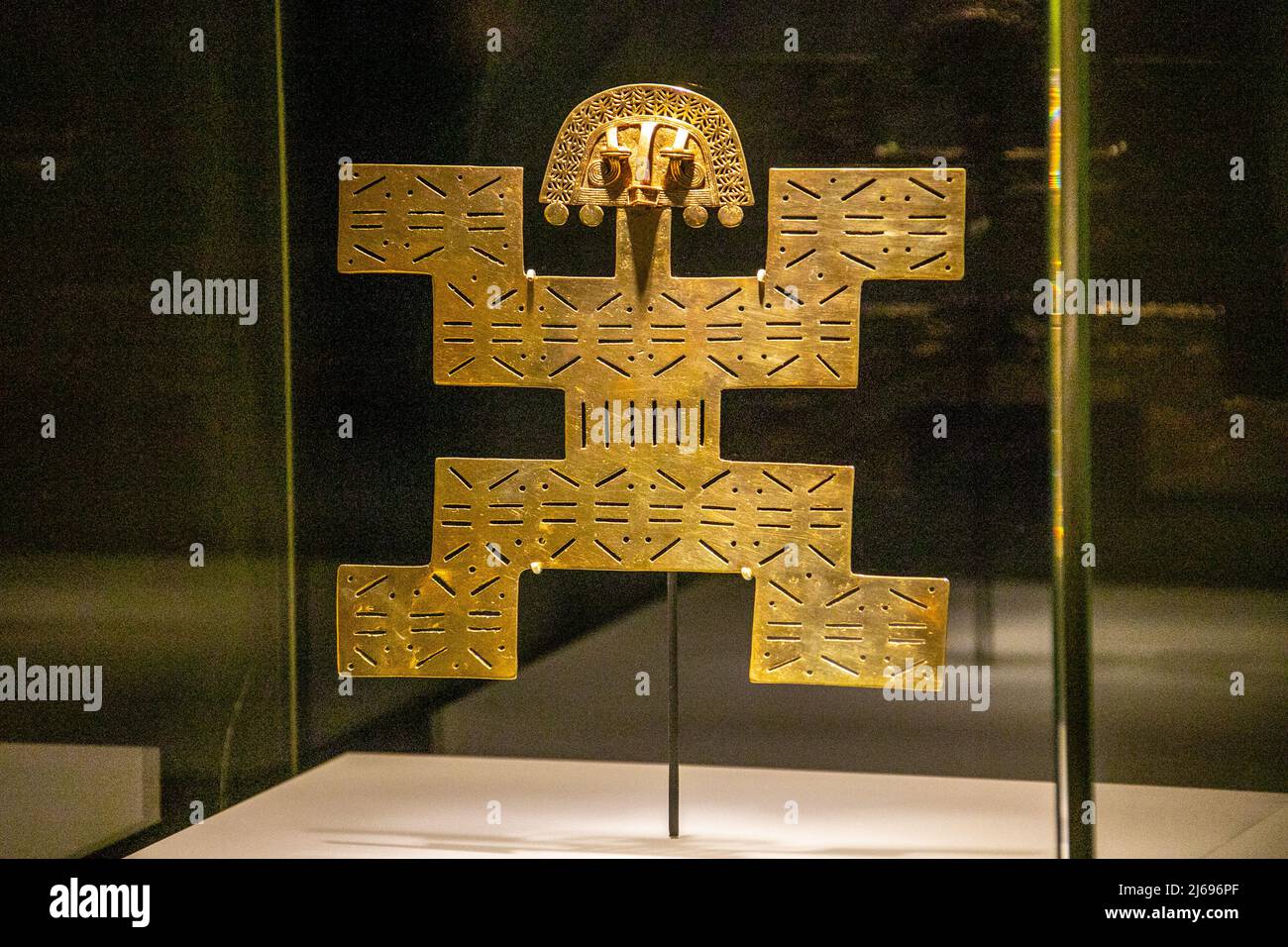Goldenes Brustschild in Form eines jaguar - Mannes, Museo del Oro, Bogotá, Kolumbien Stockfoto
