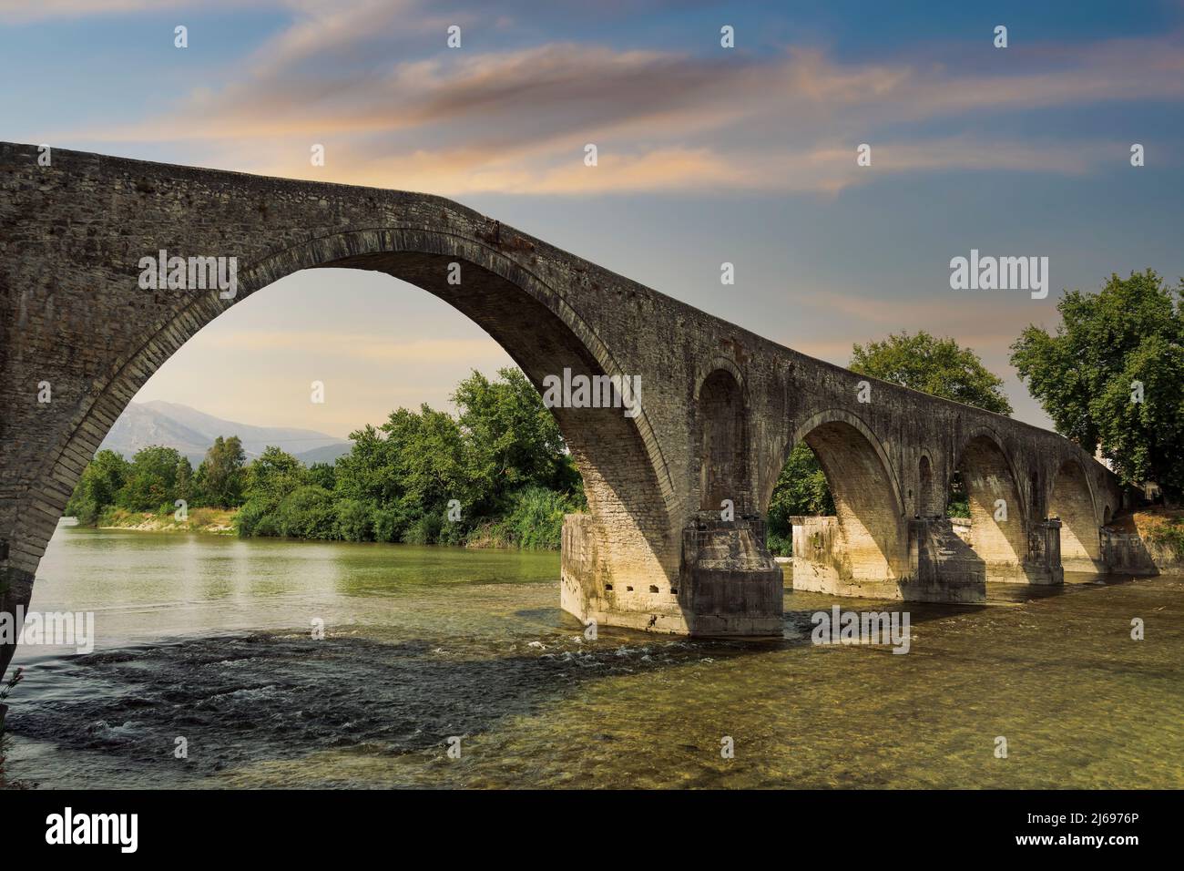 Tagesansicht der historischen Steinbrücke von Arta über dem Arachthos Fluss, Arta, Epirus Region, Griechenland, Europa Stockfoto