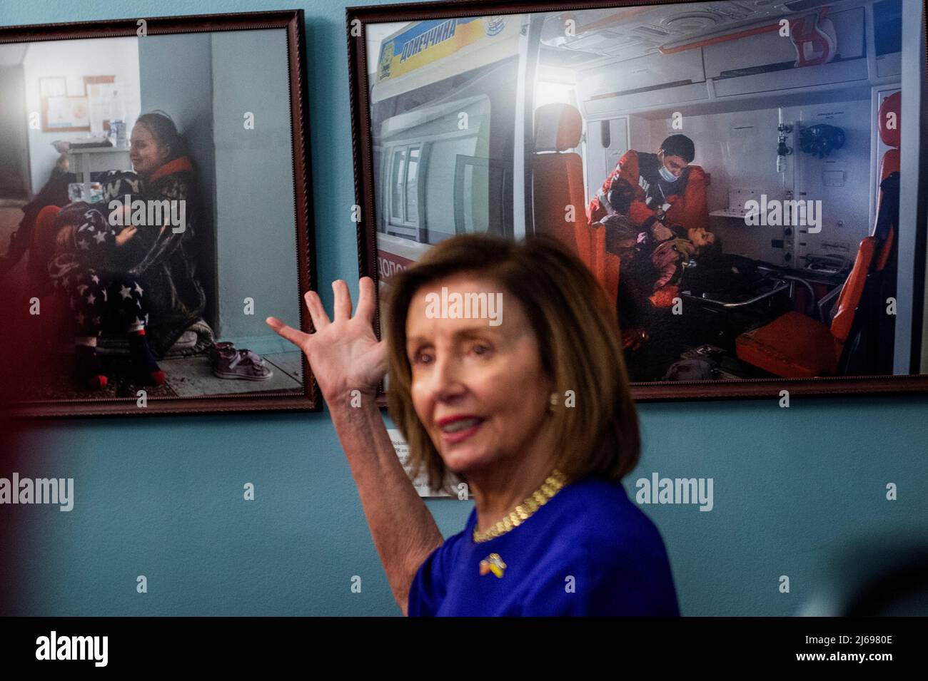 Die Sprecherin des Repräsentantenhauses der Vereinigten Staaten, Nancy Pelosi (Demokratin von Kalifornien), steht in der Nähe von Fotografien aus dem Krieg in der Ukraine, während sie sich der Botschafterin der Ukraine in den Vereinigten Staaten, Oksana Markarova, zur Enthüllung der Fotoausstellung über die russische Invasion der Ukraine, Am Donnerstag, den 28. April 2022, im US-Kapitol in Washington, DC. In Zusammenarbeit mit der Botschaft der Ukraine werden in dieser Ausstellung sechs Wochen lang Bilder gezeigt, die den Schrecken der russischen Invasion und den Heldentum des ukrainischen Volkes festhalten, mit einer Sichtzeit von 9:00 – 6:00 Uhr für Days the House Stockfoto