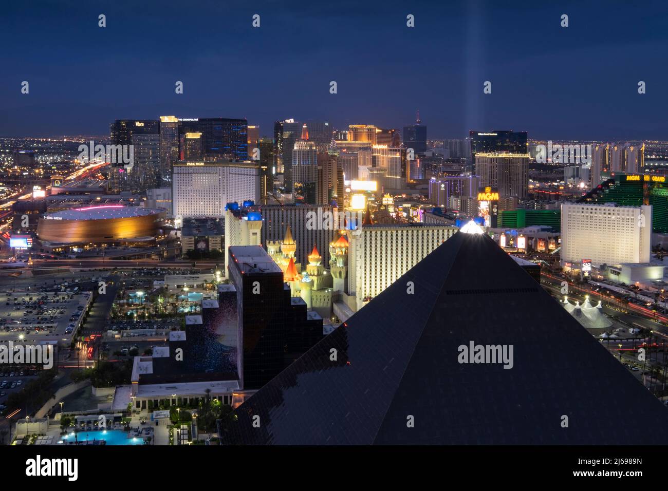 Erhöhter Blick auf das Luxor Hotel und Casino und den Las Vegas Strip bei Nacht, Las Vegas, Nevada, Vereinigte Staaten von Amerika Stockfoto