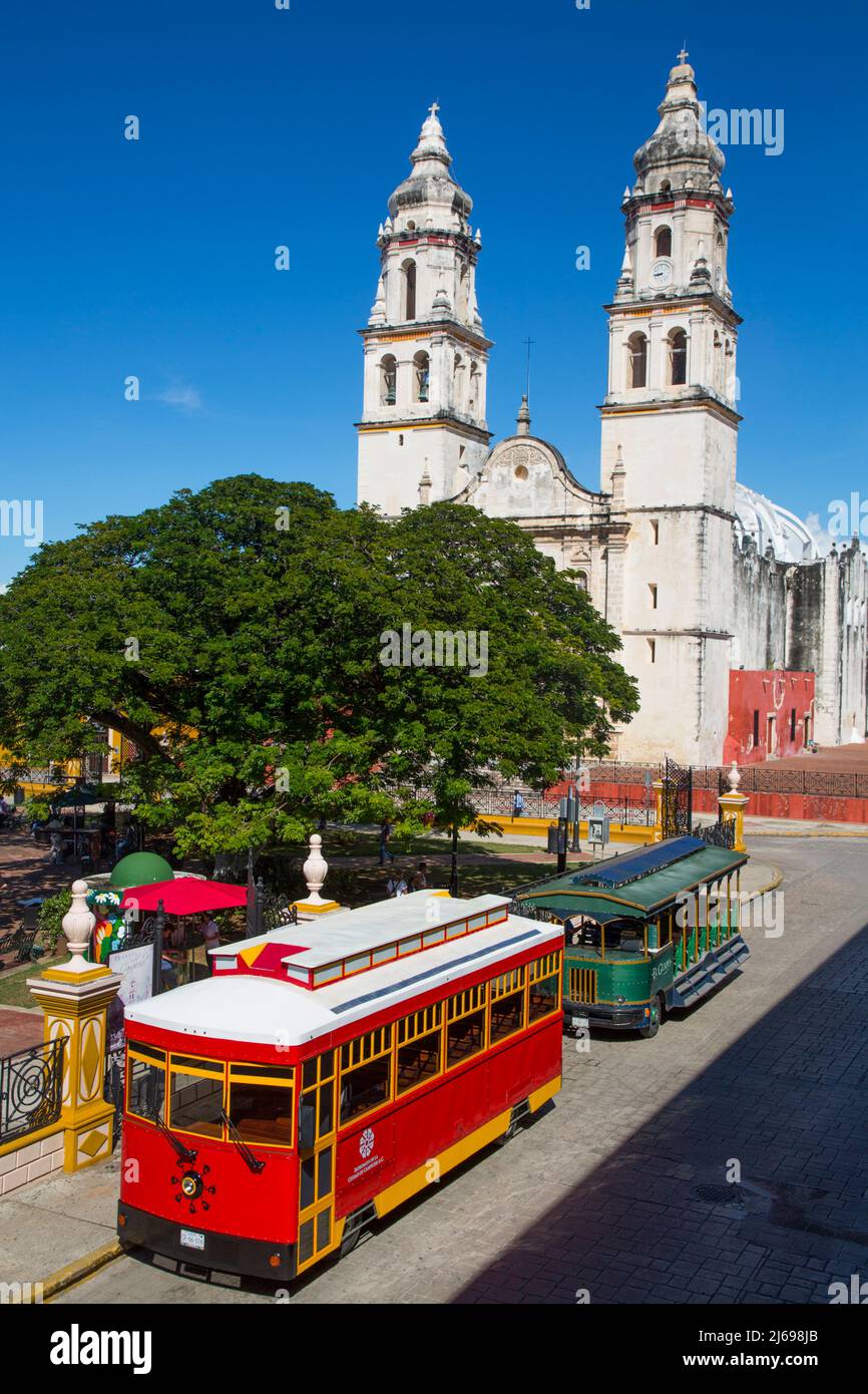Touristenbusse, Independense Plaza, Kathedrale, Altstadt, UNESCO-Weltkulturerbe, San Francisco de Campeche, Bundesstaat Campeche, Mexiko Stockfoto