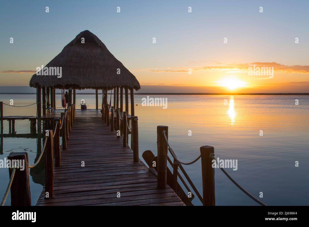 Am frühen Morgen, Dock, Rancho Encantado Eco-Resort und Spa, Bacalar, Quintana Roo, Mexiko Stockfoto