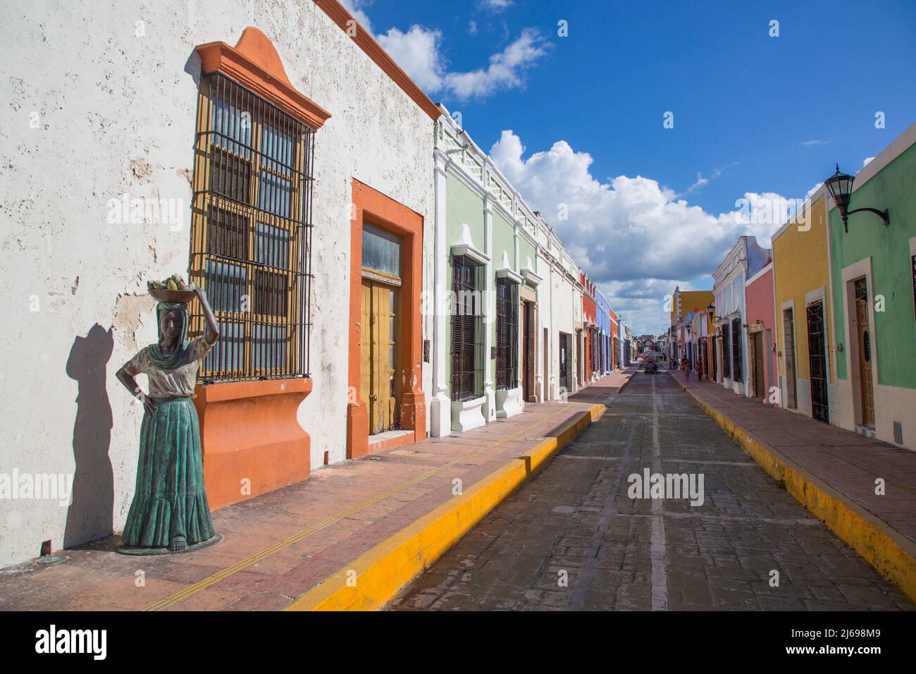 Statue der einheimischen Frau, Calle 59, Altstadt, UNESCO-Weltkulturerbe, San Francisco de Campeche, Bundesstaat Campeche, Mexiko Stockfoto