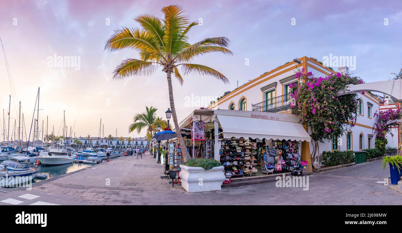 Blick auf Cafés und Restaurants und Palmen im Alten Hafen, Puerto de Mogan bei Sonnenuntergang, Gran Canaria, Kanarische Inseln, Spanien, Atlantik, Europa Stockfoto