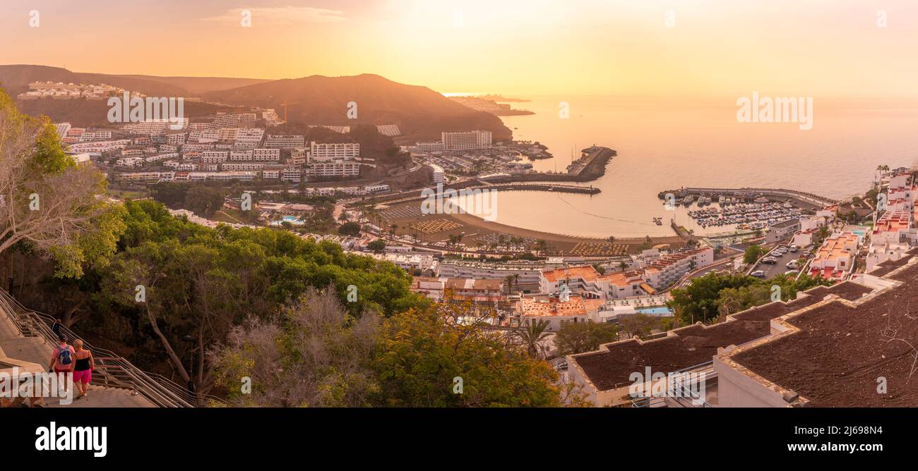 Blick auf Puerto Rico von erhöhter Position bei Sonnenaufgang, Playa de Puerto Rico, Gran Canaria, Kanarische Inseln, Spanien, Atlantik, Europa Stockfoto