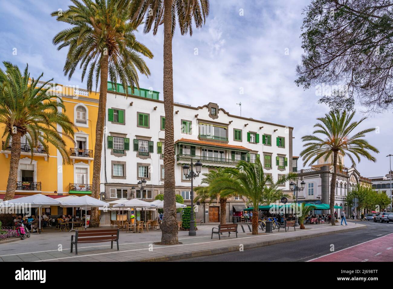 Blick auf die reich verzierte und farbenfrohe Architektur an der Plaza de Cairasco, Las Palmas, Gran Canaria, Kanarische Inseln, Spanien, Atlantik, Europa Stockfoto