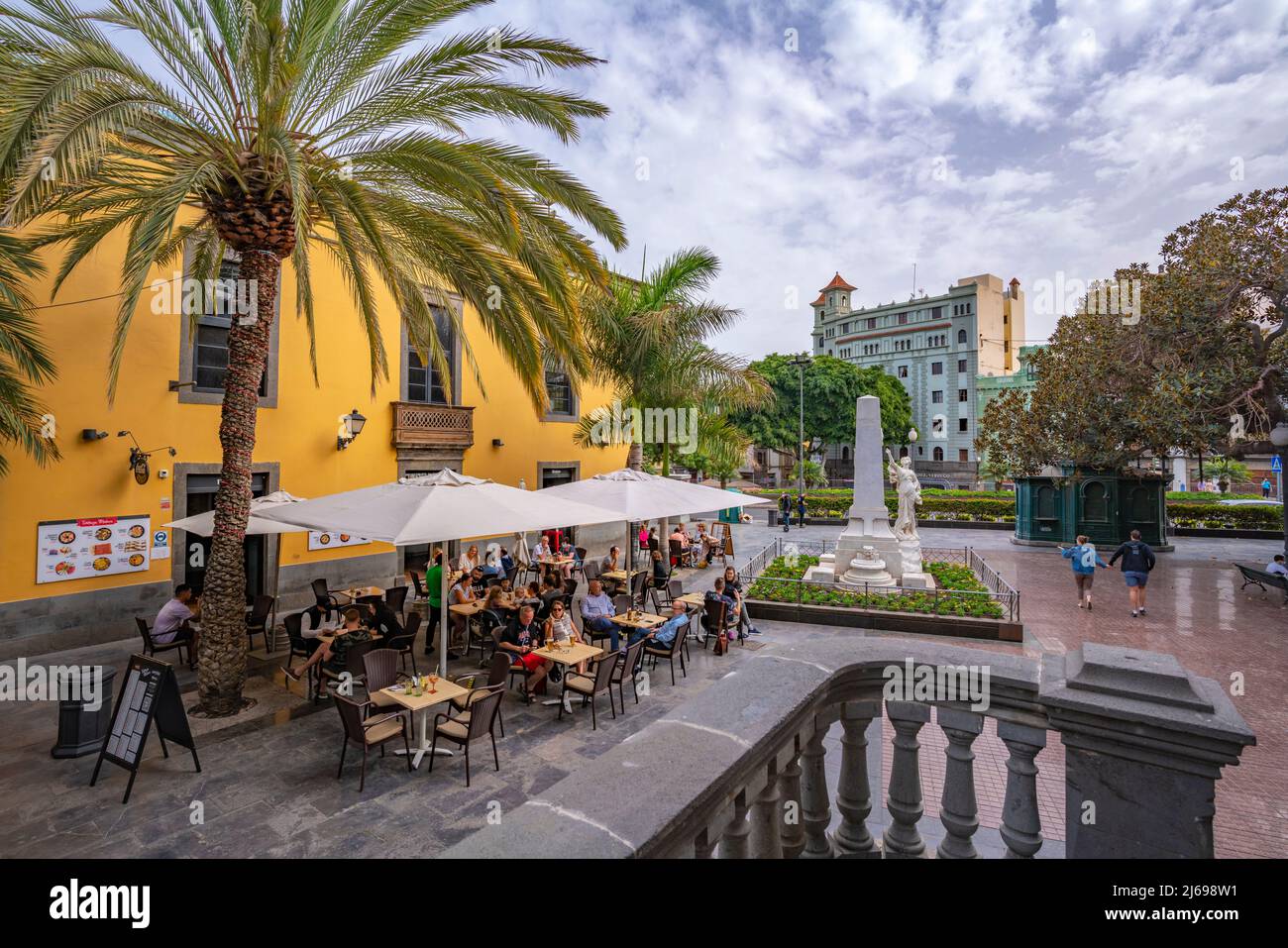 Blick auf die reich verzierte und farbenfrohe Architektur auf der Plaza de las Ranas, Las Palmas, Gran Canaria, Kanarische Inseln, Spanien, Atlantik, Europa Stockfoto