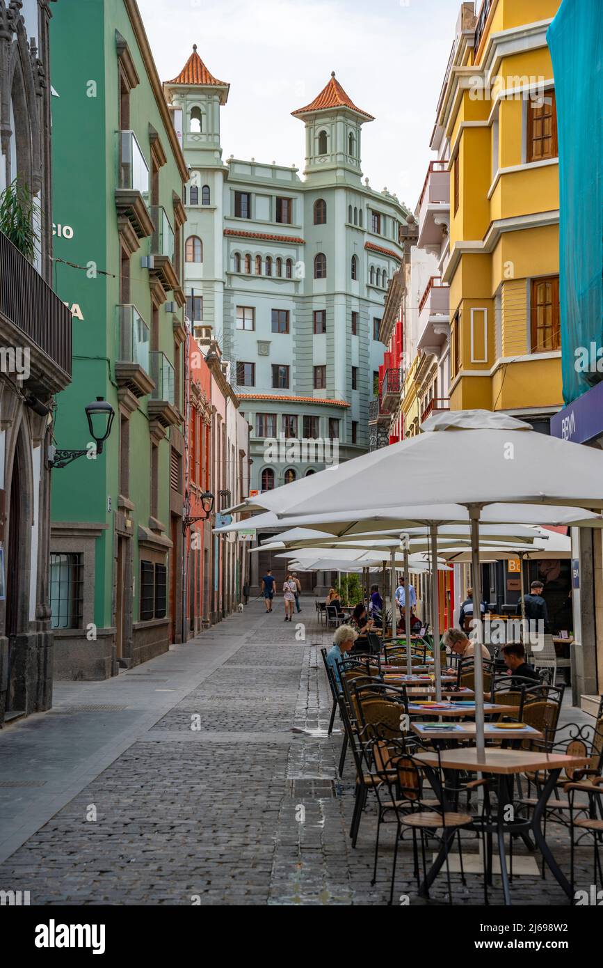 Blick auf Cafés und Restaurants in der Seitenstraße in der Nähe des Columbus-Platzes, Las Palmas, Gran Canaria, Kanarische Inseln, Spanien, Atlantik, Europa Stockfoto