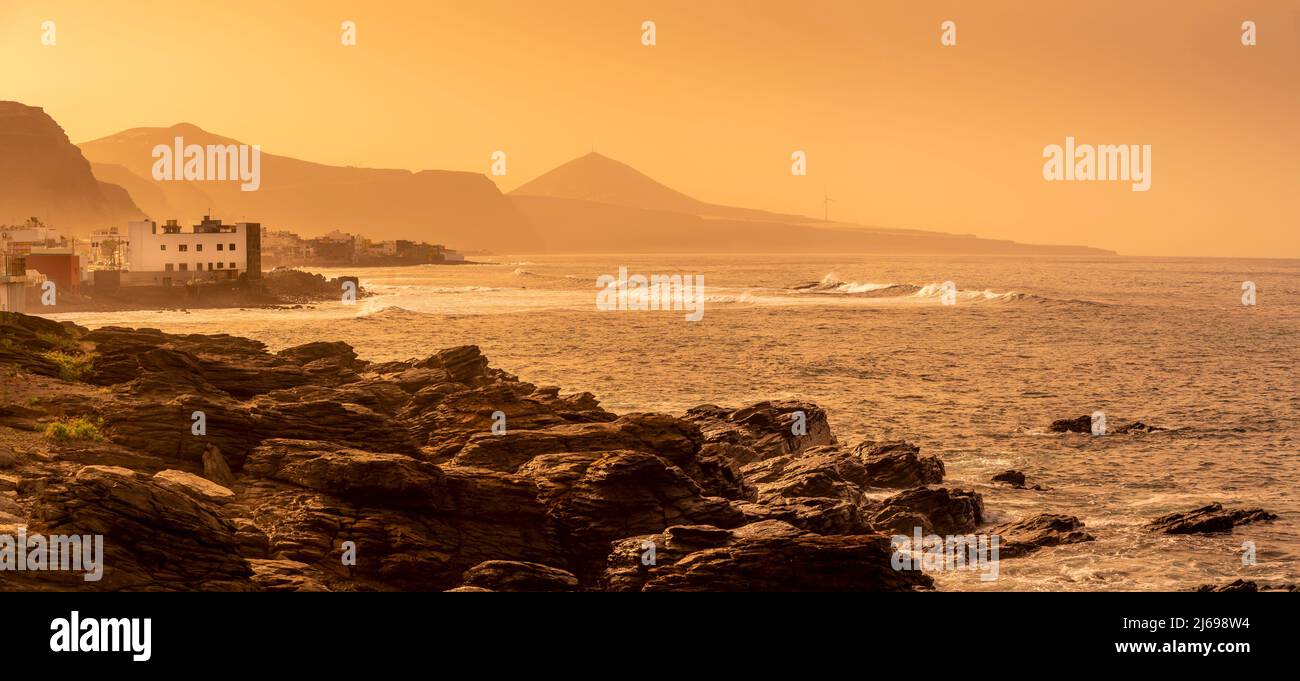 Blick auf die felsige Küste und das Atlantische Meer bei Sonnenuntergang in der Nähe von El Pagador, Las Palmas, Gran Canaria, Kanarische Inseln, Spanien, Atlantik, Europa Stockfoto