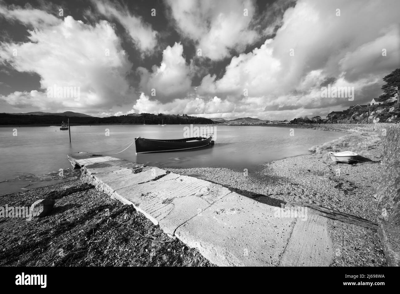 Anlegestelle auf Urr-Wasser mit Boot, Kippford, Dalbeattie, Dumfries und Galloway, Schottland, Vereinigtes Königreich, Europa Stockfoto