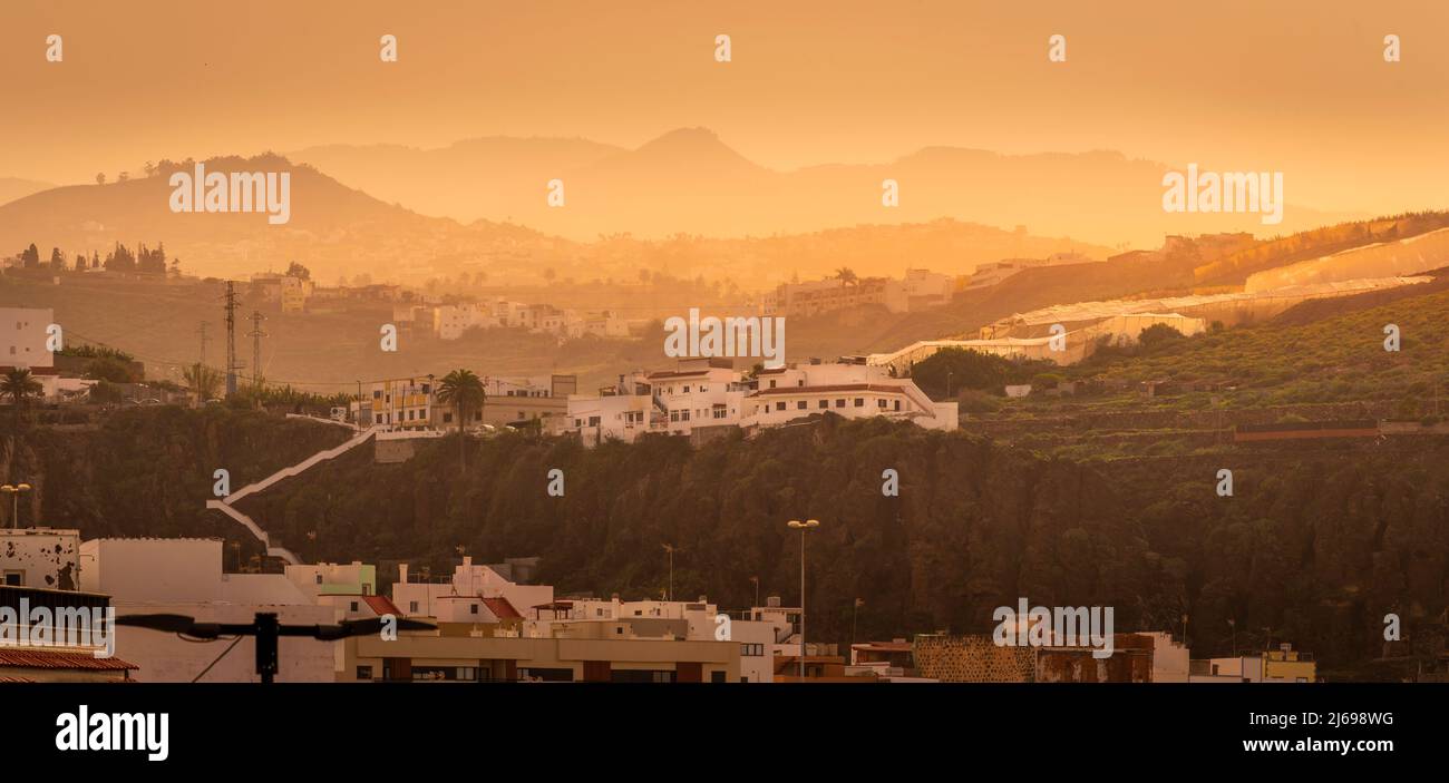 Blick auf Häuser und Berge bei Sonnenuntergang in der Nähe von El Pagador, Las Palmas, Gran Canaria, Kanarische Inseln, Spanien, Atlantik, Europa Stockfoto