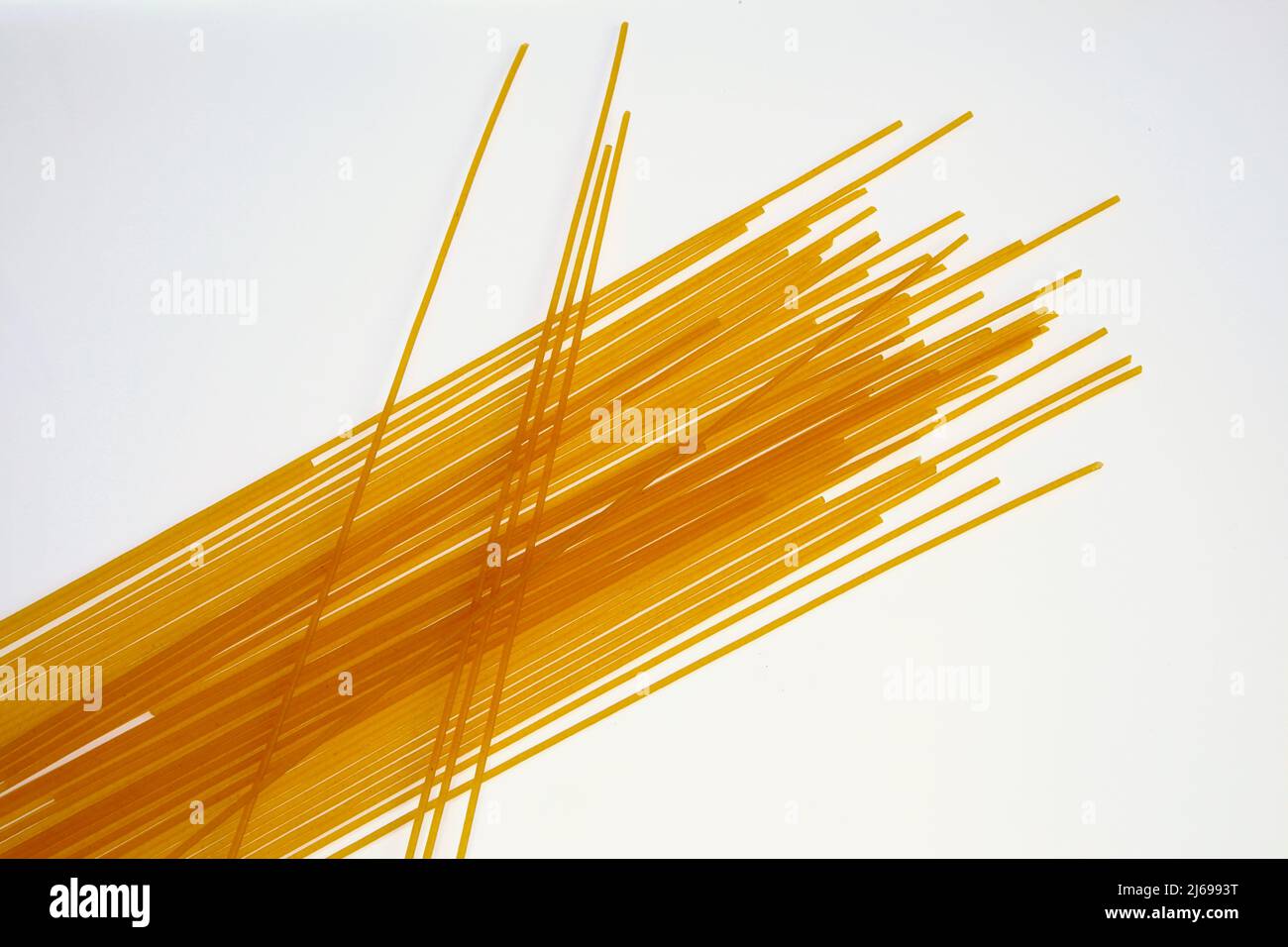 Trockene Pasta Spaghetti und Fusilli auf weißem Hintergrund Mai 2022 Stockfoto