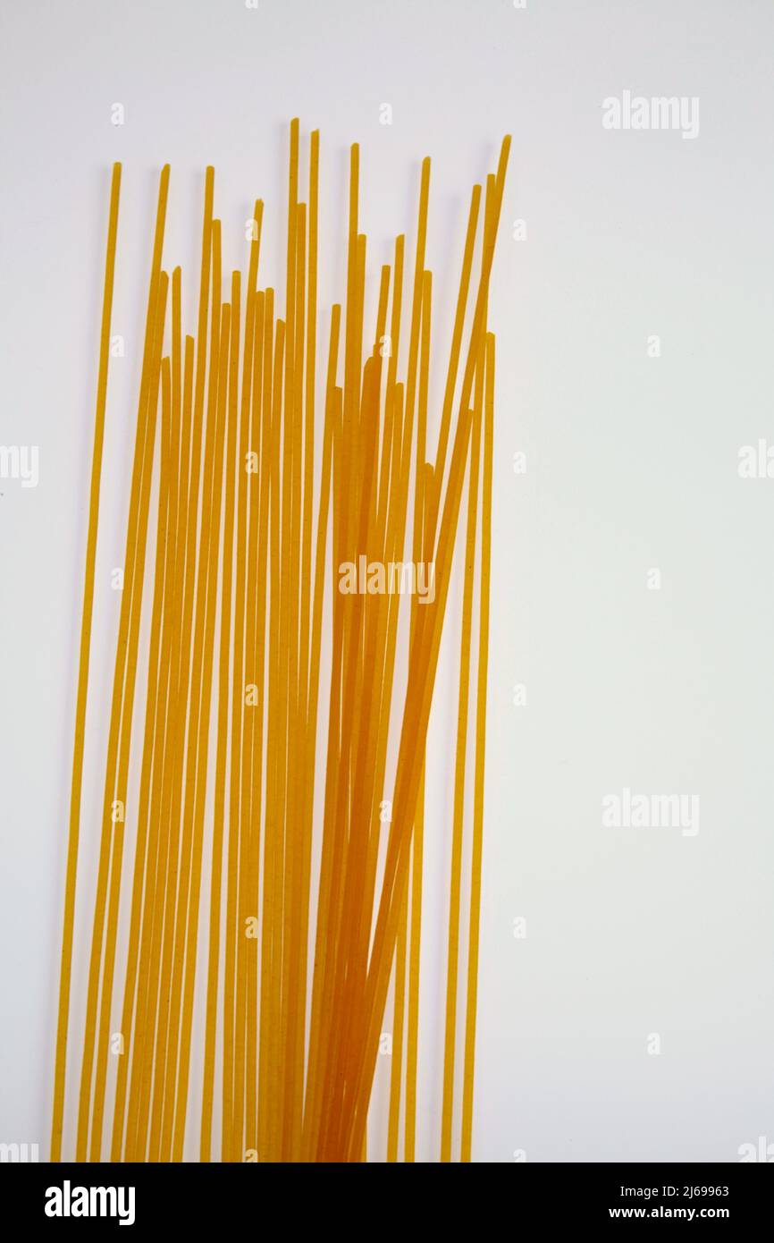Trockene Pasta Spaghetti und Fusilli auf weißem Hintergrund Mai 2022 Stockfoto