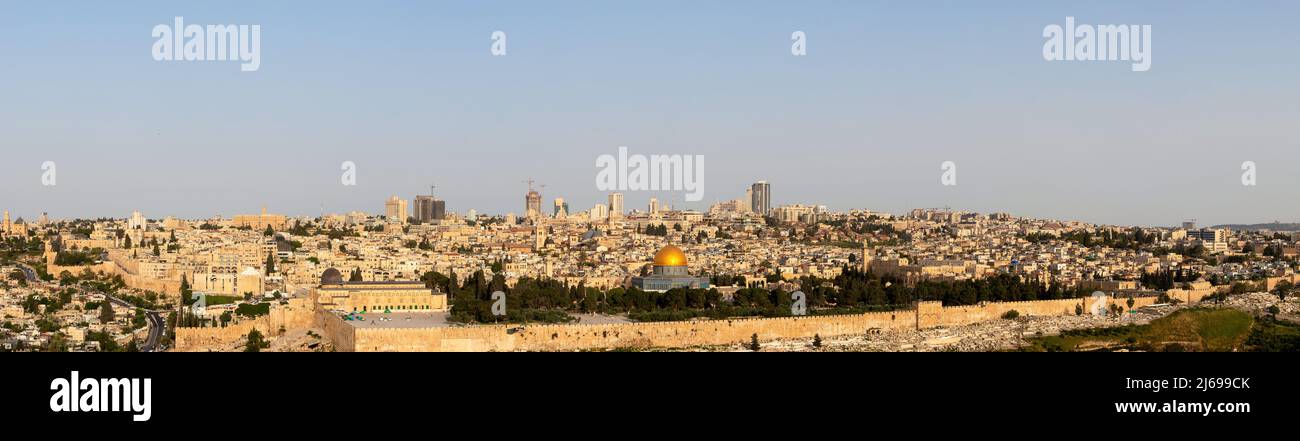 Panoramablick auf die Altstadt von Jerusalem vom Ölberg. Al-Aqsa Moschee Stockfoto