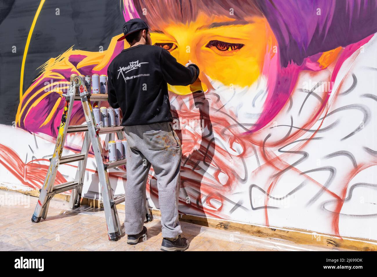 Huelva, Spanien - 24. April 2022: Der Stadtkünstler Victor Romero Konestilo schafft ein arbeitkunst live von Graffiti, anlässlich des Huelva-Buches Stockfoto