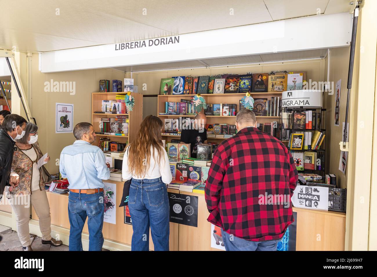 Huelva, Spanien - 24. April 2022:Besucher der Buchmesse 46., die sich im Zentrum der Plaza de las Monjas (Platz der Nonnen) befindet Stockfoto