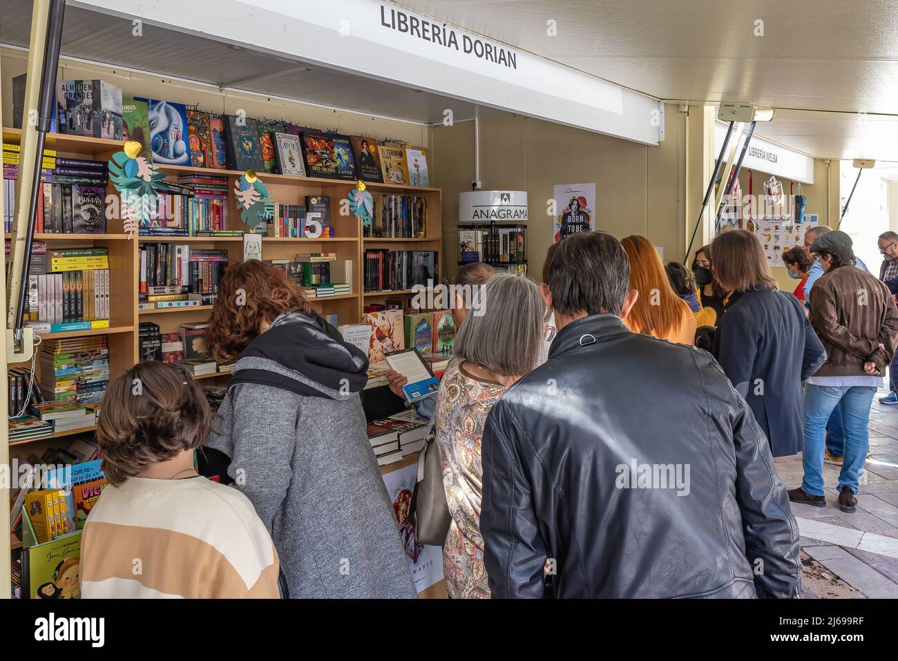 Huelva, Spanien - 24. April 2022: Menschenmenge, die die Ausgabe der Buchmesse 46. besucht, die sich im Zentrum der Plaza de las Monjas (Platz des N Stockfoto