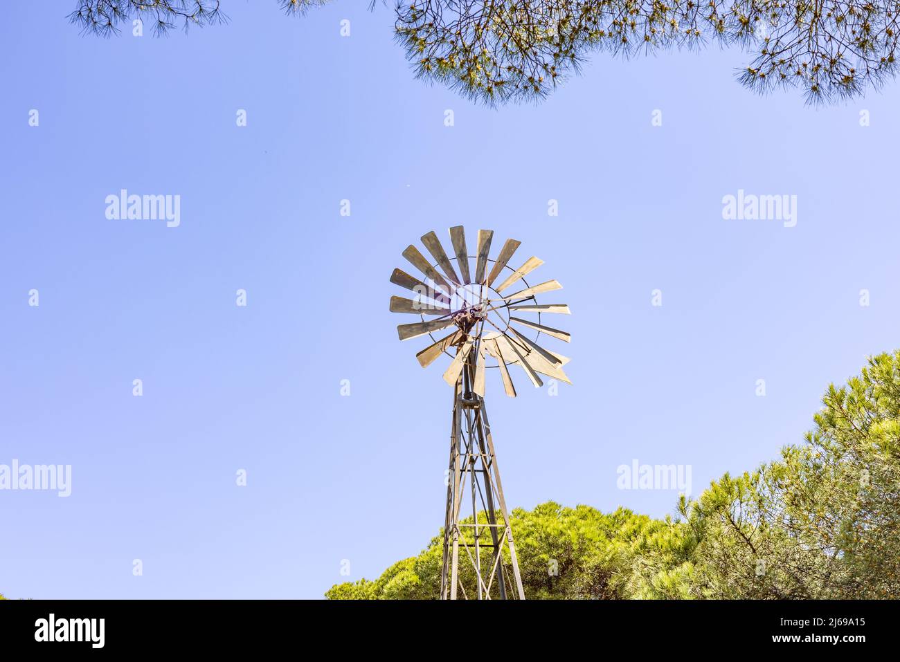 Windmühle mit einer Wasserpumpe zur Wasserversorgung des Hauses der Engländer, aus dem Ende des 19.. Jahrhunderts Stockfoto
