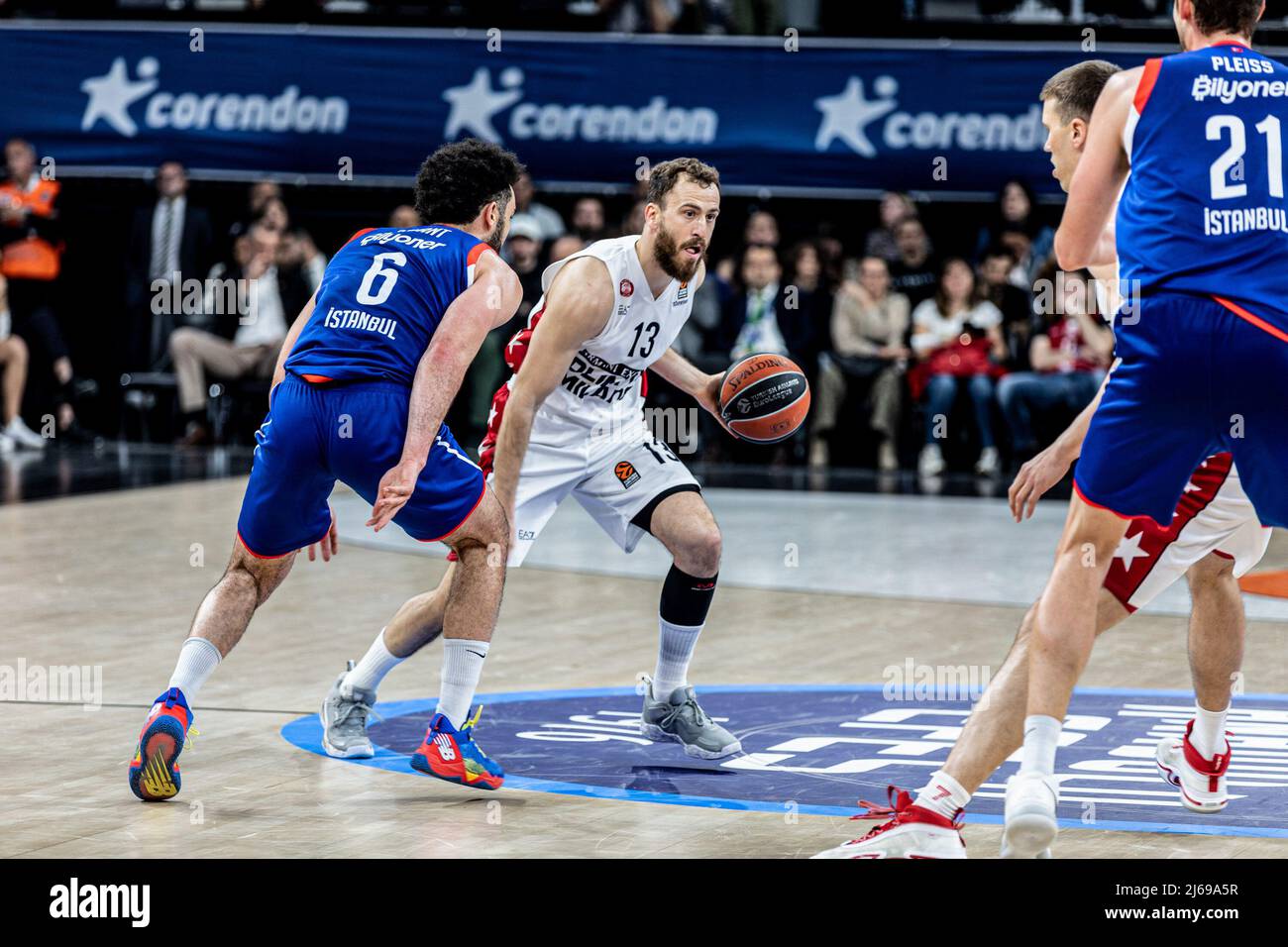 Sergio Rodriguez (C) von der AX Armani Exchange Mailand und Elijah Bryant (L) von Anadolu Efes Istanbul im Rahmen des EuroLeague-Playoffs-Spiels 2021/2022 zwischen Anadolu Efes und Milano im Sinan Erdem Dome von Turkish Airlines 4. Endstand; Anadolu Efes 75:70 Mailand. (Foto von Nichola Muller / SOPA Images/Sipa USA) Stockfoto