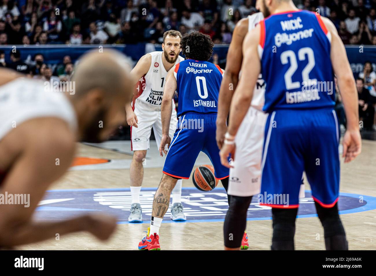 Sergio Rodriguez (L) von der AX Armani Exchange Mailand, Shane Larkin (No. 0) und Vasilije Micic (No. 22) von Anadolu Efes Istanbul in Aktion während des EuroLeague-Playoffs-Spiels 4 von Turkish Airlines zwischen Anadolu Efes und Mailand 2021/2022 im Sinan Erdem Dome. Endstand; Anadolu Efes 75:70 Mailand. (Foto von Nichola Muller / SOPA Images/Sipa USA) Stockfoto