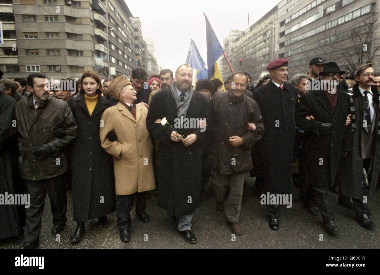 Bukarest, Rumänien, 22. Januar 1999. Politischer marsch, der von der Stiftung Civic Alliance organisiert wird. Links die Journalistin Doru Braia. Mitte, von links nach rechts: Der ehemalige politische Gefangene Ticu Dumiterscu, der Schriftsteller Stelian Tănase und die Journalistin Sorin Rosca Stanescu. Stockfoto