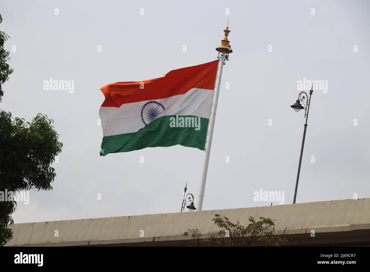 Indische Flagge winkt im Wind, indische Flagge auf der Polwelle im Wind an einem hellen Tag Stockfoto