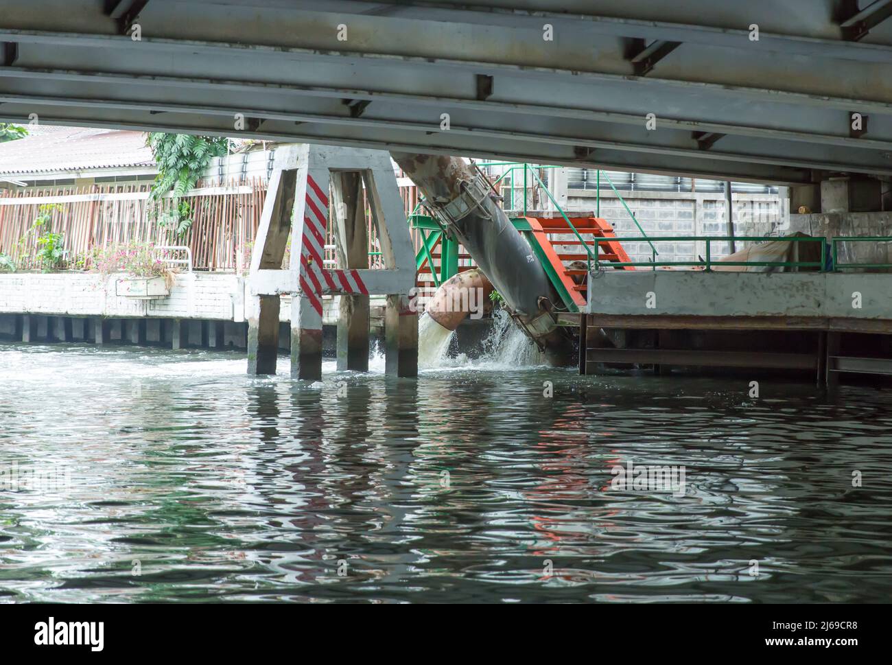 Bangkok THAILAND - 21. April 2022: Die großen Kanalisation und das Wasser bis zum Saen Saeb Kanal in bangkok, thailand Stockfoto