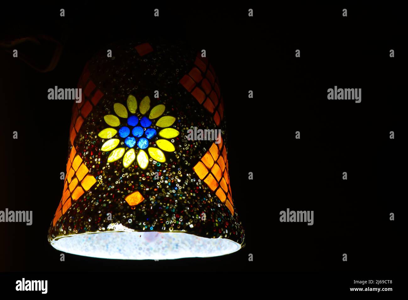 Bunte handgemachte Keramiklampen, die im Haus hängen, beleuchten wunderschöne Lichtmuster Stockfoto