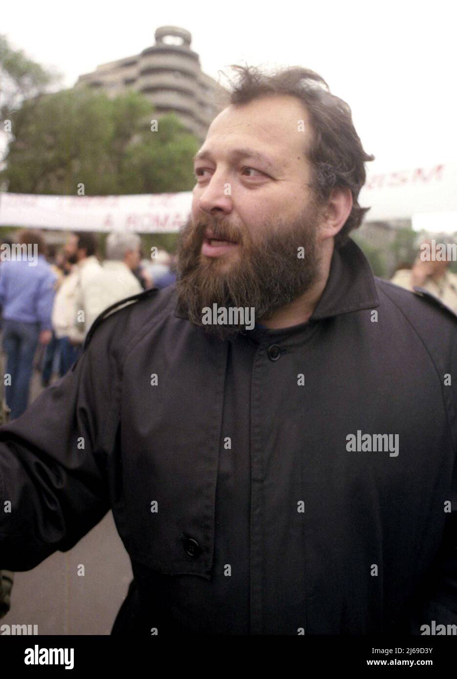 Bukarest, Rumänien, April 1990. Die Schriftstellerin und politische Figur Stelian Tanase auf dem Universitätsplatz während der Golaniada, einem großen Anti-Kommunismus-Protest nach der rumänischen Revolution von 1989. Stockfoto