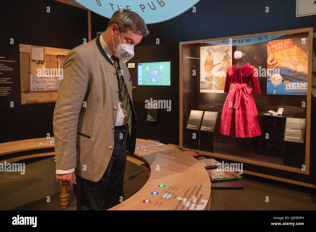 Regensburg, Deutschland. 29. April 2022. 29. April 2022, Bayern, Regensburg: Markus Söder, (CSU) Ministerpräsident Bayerns, steht in der Ausstellung "Wirtshaussterben? Wirtshausleben!“ An einem Tisch mit einem interaktiven Quizfragen. Die Ausstellung ist bis zum 11. Dezember im Museum zu sehen. Foto: Armin Weigel/dpa Kredit: dpa picture Alliance/Alamy Live News Kredit: dpa picture Alliance/Alamy Live News Stockfoto