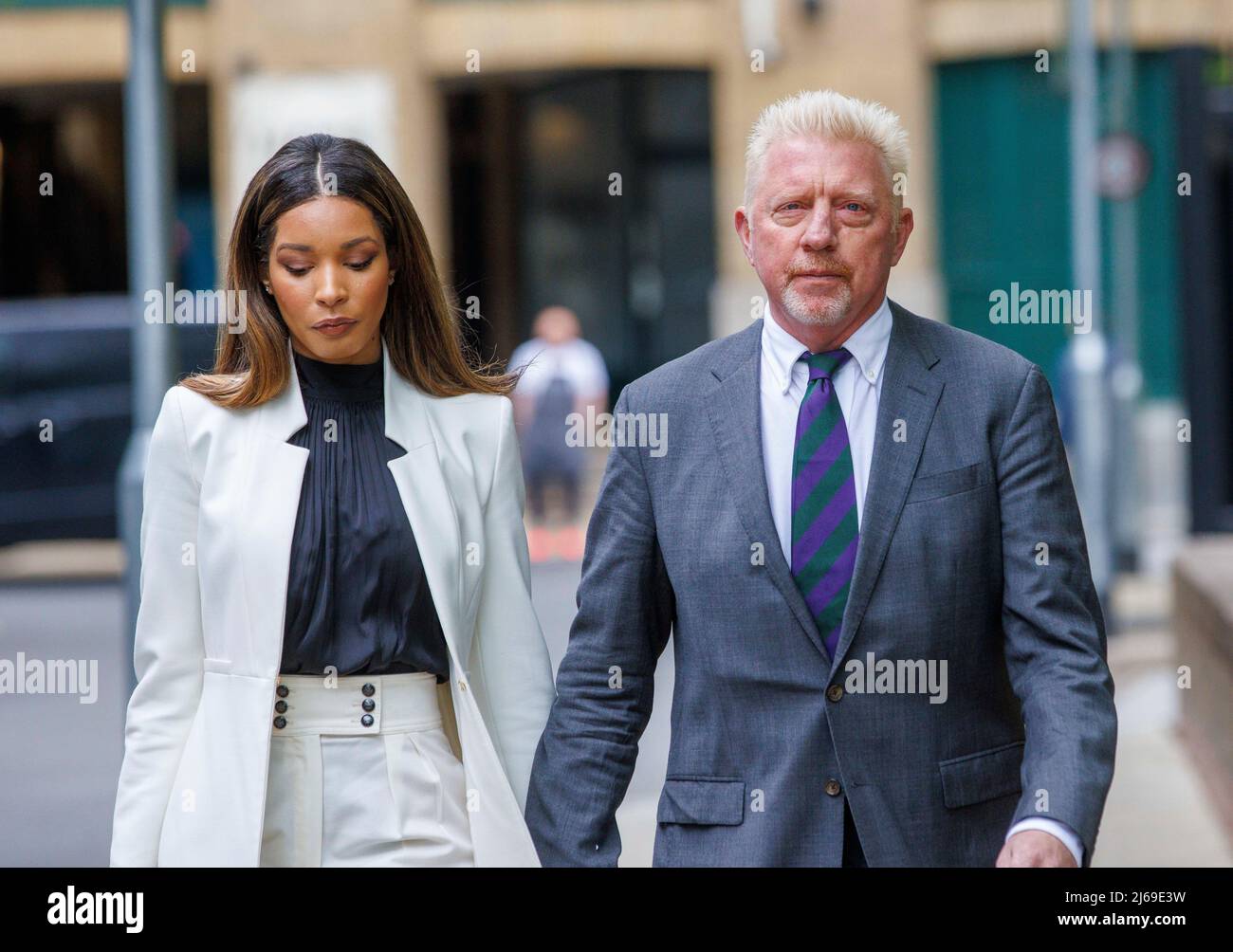 London, Großbritannien 29 Apr 2022 Boris Becker, ehemaliger Wimbledon-Champion aus dem Jahr 3, trifft mit seiner Freundin Lilian De Carvalho Monteiro am Crown Court von Southwark ein, weil er in seinem Insolvenzverfahren verurteilt wurde. Er trägt eine All England Tennis Krawatte. Verurteilung von Boris Becker vor dem Crown Court von Southwark. Kredit: Mark Thomas/Alamy Live Nachrichten Stockfoto