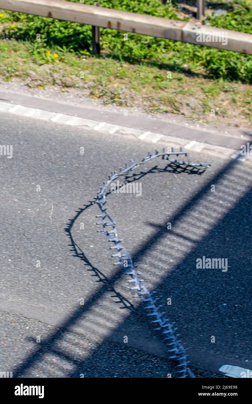 Manchester, Großbritannien. 29. April 2022. TpacSafe Stop Tactics Tactical Pursuit and Containment (TPAC) stoppt die Hochgeschwindigkeitsjagd mit dem verfolgten Fahrzeug, das mit dem eingesetzten Stinger deaktiviert wird. Der PROSpike Polizeistinger ist ein neues und innovatives Fahrzeug-Stopp-System. Kredit; MediaWorldImages/AlamyLiveNews Stockfoto