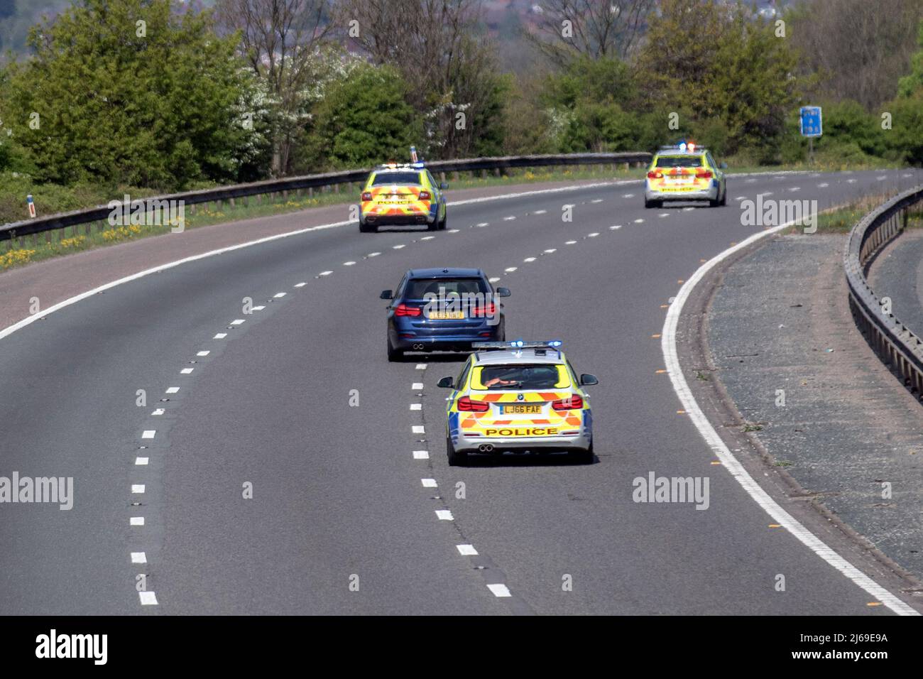 Polizeijagd in Manchester, Großbritannien. April 2022. TpacSafe STOP Tactics Tactical Pursuit and Containment (TPAC) stoppt. Hochgeschwindigkeitsverfolgung mit verfolgtem Auto mit dem Einsatz von Stinger deaktiviert. Der PROSpike Polizeistinger ist ein neues und innovatives Fahrzeug-Stopp-System. Stockfoto