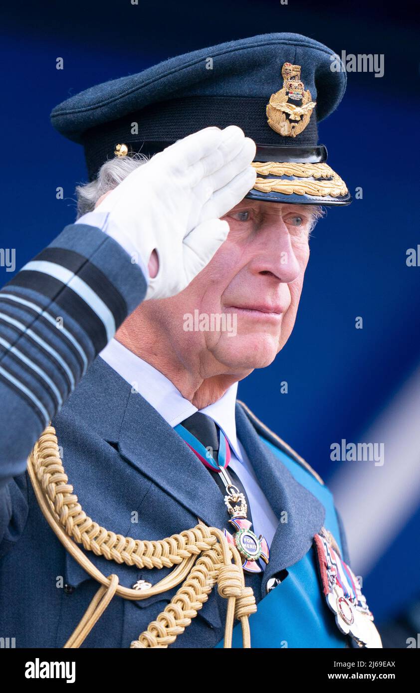 Der Prinz von Wales, Marschall der Royal Air Force, nimmt an einer Parade bei RAFC, Cranwell, Sleaford, in Lincolnshire Teil, die für Offiziere und Flieger, die während der Covid-Pandemie ihren Abschluss bei RAF Cranwell und RAF Halton gemacht haben, ohne dass Gäste dabei waren, abgehalten wurde. Bilddatum: Freitag, 29. April 2022. Stockfoto