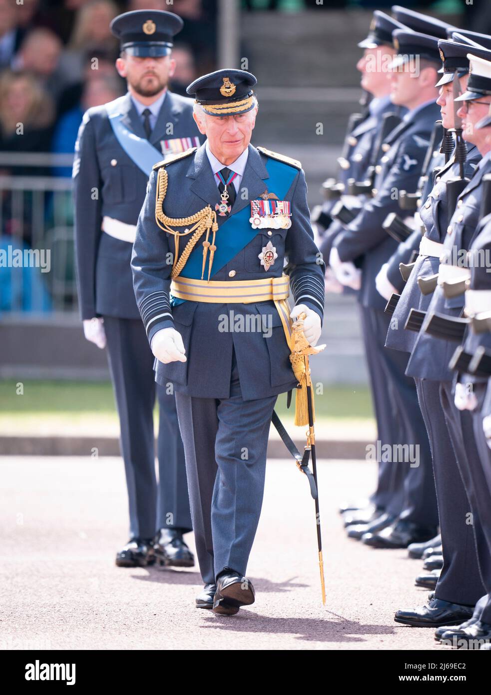 Der Prinz von Wales, Marschall der Royal Air Force, nimmt an einer Parade bei RAFC, Cranwell, Sleaford, in Lincolnshire Teil, die für Offiziere und Flieger, die während der Covid-Pandemie ihren Abschluss bei RAF Cranwell und RAF Halton gemacht haben, ohne dass Gäste dabei waren, abgehalten wurde. Bilddatum: Freitag, 29. April 2022. Stockfoto
