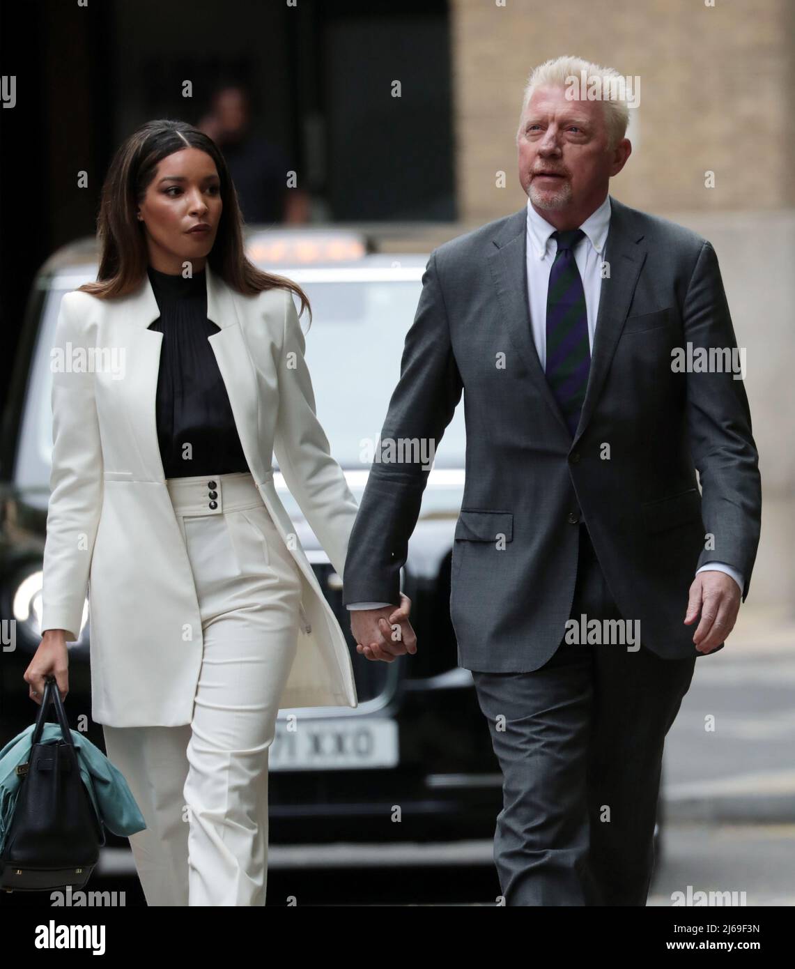 Der Deutsche Boris Becker trifft am Freitag, den 29. April 2022, in Begleitung seiner Partnerin Lilian de Carvalho Monteiro am Southwark Crown Court ein.der sechsmalige Grand-Slam-Tennisspieler wird heute verurteilt, nachdem er aufgrund des Insolvenzgesetzes im Zusammenhang mit seinem Konkurs im Jahr 2017 vier Anklagepunkte für schuldig befunden wurde. Foto von Hugo Philpott/UPI Stockfoto