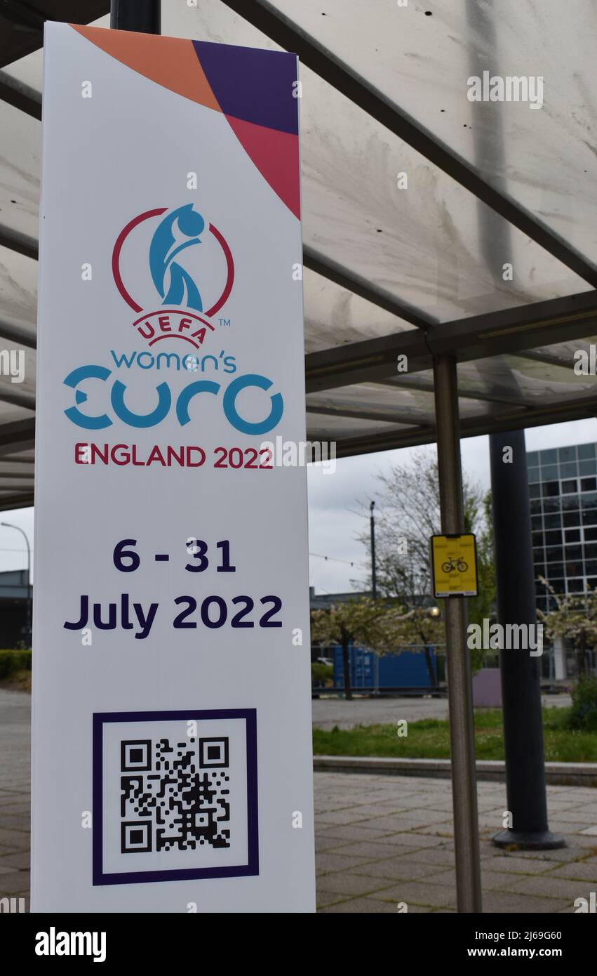 Werbung für den UEFA Women's Euro auf dem Station Square, Milton Keynes, mit Copyspace. Stockfoto